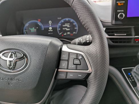 Certified 2025 Toyota Sienna Platinum image 18