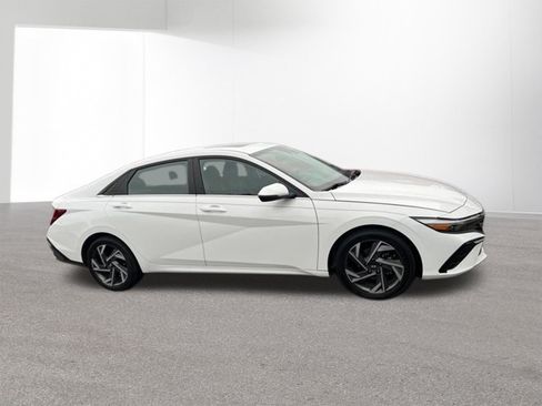 Used 2025 Hyundai Elantra Limited FWD image 22
