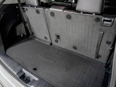 Used 2021 Toyota Highlander XLE image 8