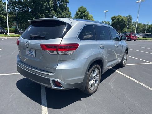 Used 2017 Toyota Highlander Limited AWD/4WD image 4