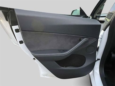 Used 2024 Tesla Model Y Performance image 19
