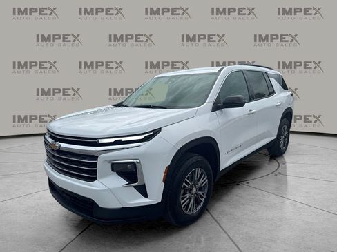 Used 2025 Chevrolet Traverse LT FWD image 1