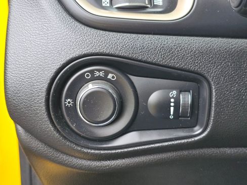 Used 2016 Jeep Renegade Sport w/ Power & Air Group FWD image 32