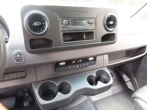 Used 2021 Mercedes-Benz Sprinter 2500 image 25