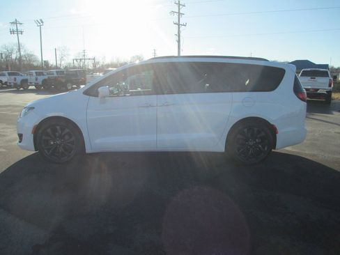 Used 2018 Chrysler Pacifica Touring-L Plus w/ Advanced Safetytec Group image 7