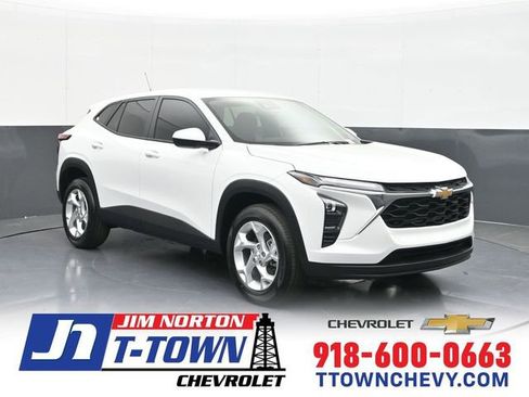 New 2026 Chevrolet Trax LS w/ LS Convenience Package FWD image 1