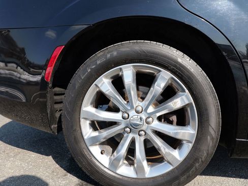 Used 2018 Chrysler 300 Limited image 14