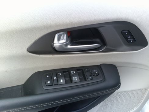 Used 2024 Chrysler Pacifica Touring-L image 16