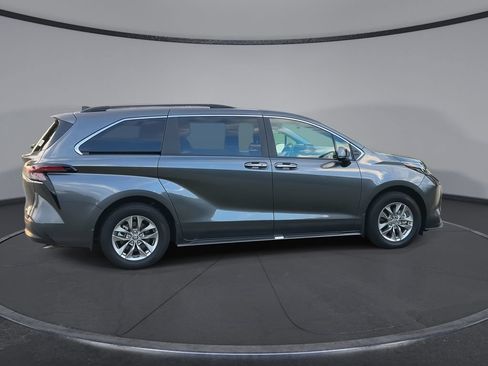 Used 2025 Toyota Sienna XLE FWD image 9