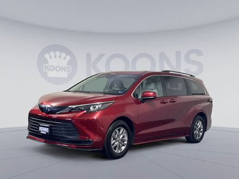 Used 2025 Toyota Sienna LE w/ LE Plus Package AWD/4WD image 1