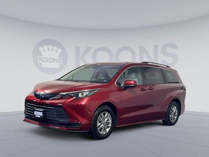 Used 2025 Toyota Sienna LE w/ LE Plus Package