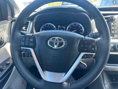 Used 2019 Toyota Highlander Limited AWD/4WD image 18