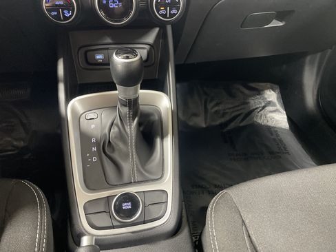 Used 2025 Hyundai Venue SEL FWD image 18