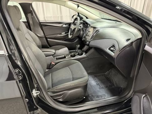 Used 2018 Chevrolet Cruze LT w/ Convenience Package FWD image 11