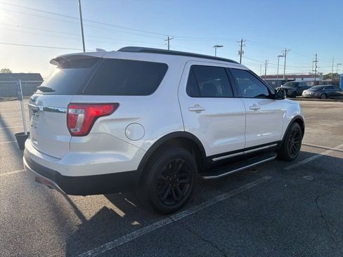Used 2017 Ford Explorer XLT w/ Equipment Group 202A image 3