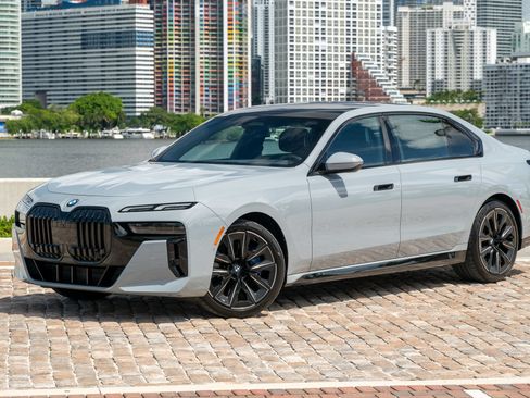 Used 2023 BMW 740i w/ Parking Assistance Package RWD image 11