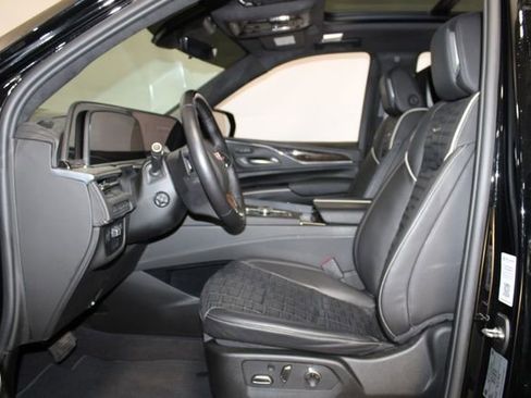 Certified 2024 Cadillac Escalade Sport Platinum w/ LPO, ONYX Package AWD/4WD image 8