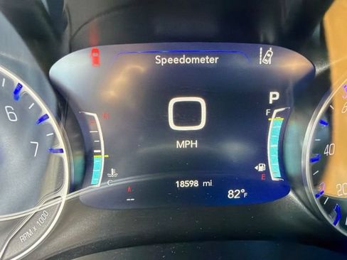 Used 2024 Chrysler Pacifica Limited w/ S Appearance Package FWD image 2
