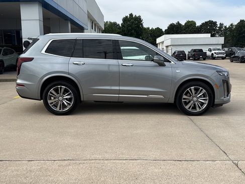 Used 2025 Cadillac XT6 Premium Luxury AWD/4WD image 2