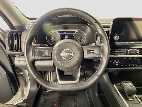 Used 2025 Nissan Pathfinder SV FWD image 11