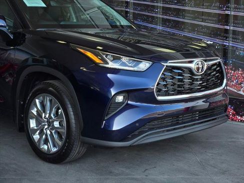 Certified 2026 Toyota Highlander Limited AWD/4WD image 2