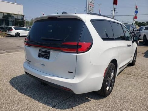 Used 2024 Chrysler Pacifica Touring-L w/ Road Tripper Package AWD/4WD image 3