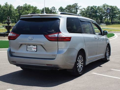 Used 2018 Toyota Sienna XLE w/ XLE Navigation Package FWD image 15