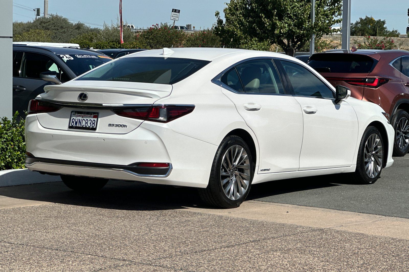 Used 2021 Lexus ES 300h w/ Accessory Package FWD image 4