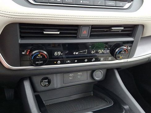 Used 2024 Nissan Rogue SV w/ SV Premium Package image 21