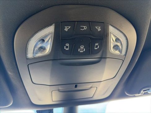 Used 2025 Chrysler Pacifica Select image 24