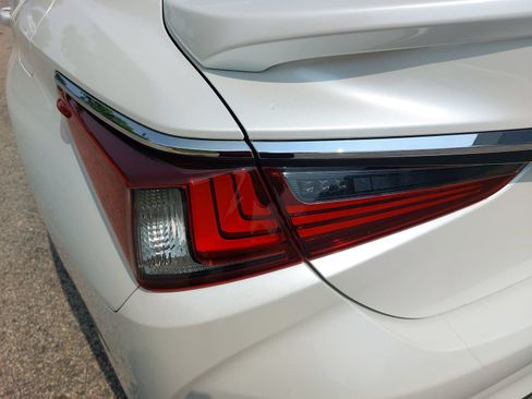 Used 2019 Lexus ES 300h w/ Premium Package FWD image 37