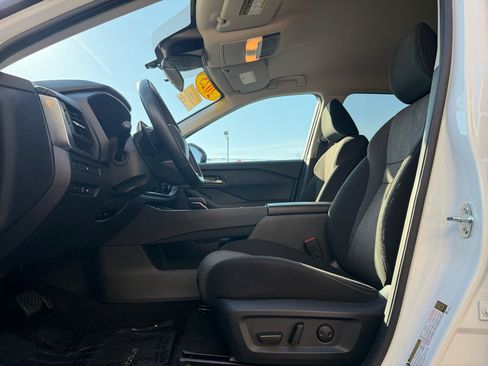 Used 2025 Nissan Rogue SV FWD image 15