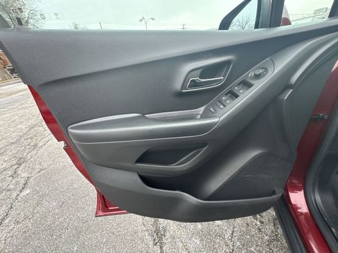 Used 2022 Chevrolet Trax LT w/ LT Convenience Package image 23