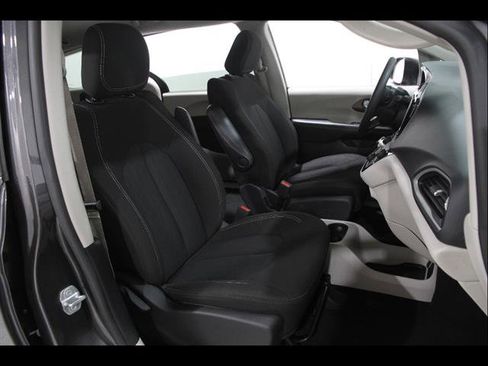 Used 2023 Chrysler Voyager LX FWD image 17