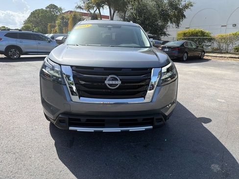 Used 2025 Nissan Pathfinder SL FWD image 8