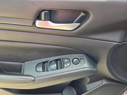 Used 2024 Nissan Altima 2.5 SV image 12