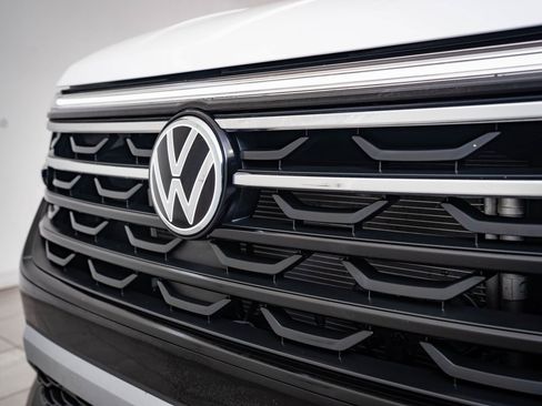 Used 2025 Volkswagen Atlas Peak Edition SE image 3