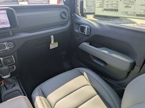 New 2025 Jeep Gladiator Mojave w/ Convenience Group image 17