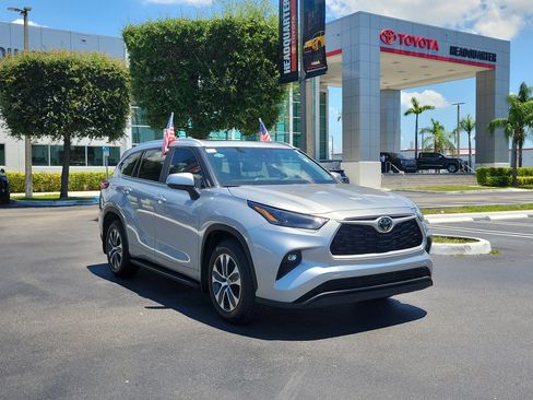 Used 2023 Toyota Highlander XLE FWD image 2