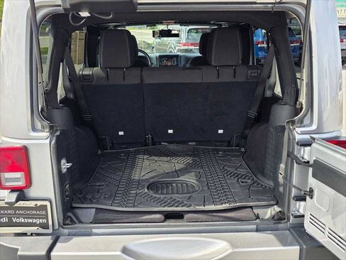 Used 2017 Jeep Wrangler Unlimited Sahara w/ Connectivity Group AWD/4WD image 13