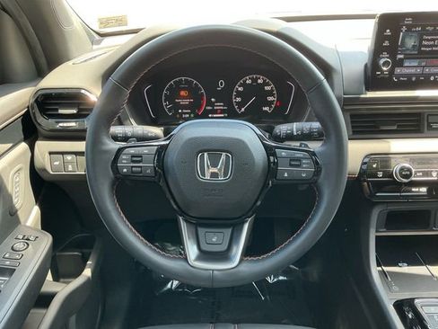 Used 2025 Honda Pilot TrailSport image 13