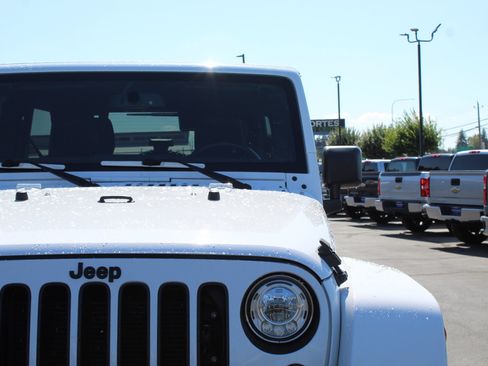 Used 2017 Jeep Wrangler Unlimited Sahara AWD/4WD image 11