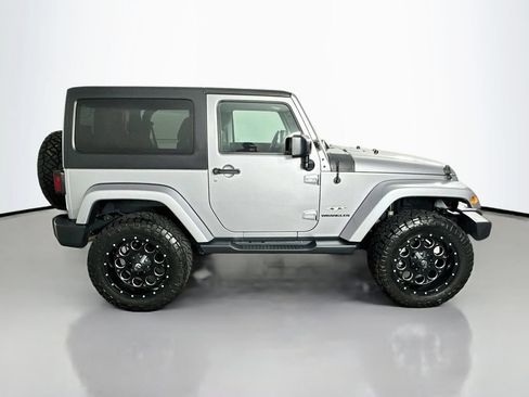 Used 2017 Jeep Wrangler Sahara w/ Connectivity Group AWD/4WD image 8