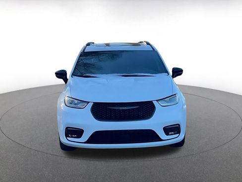 Used 2025 Chrysler Pacifica Limited image 4