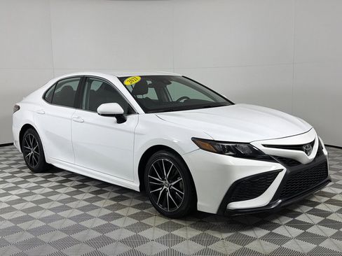 Used 2021 Toyota Camry SE image 3