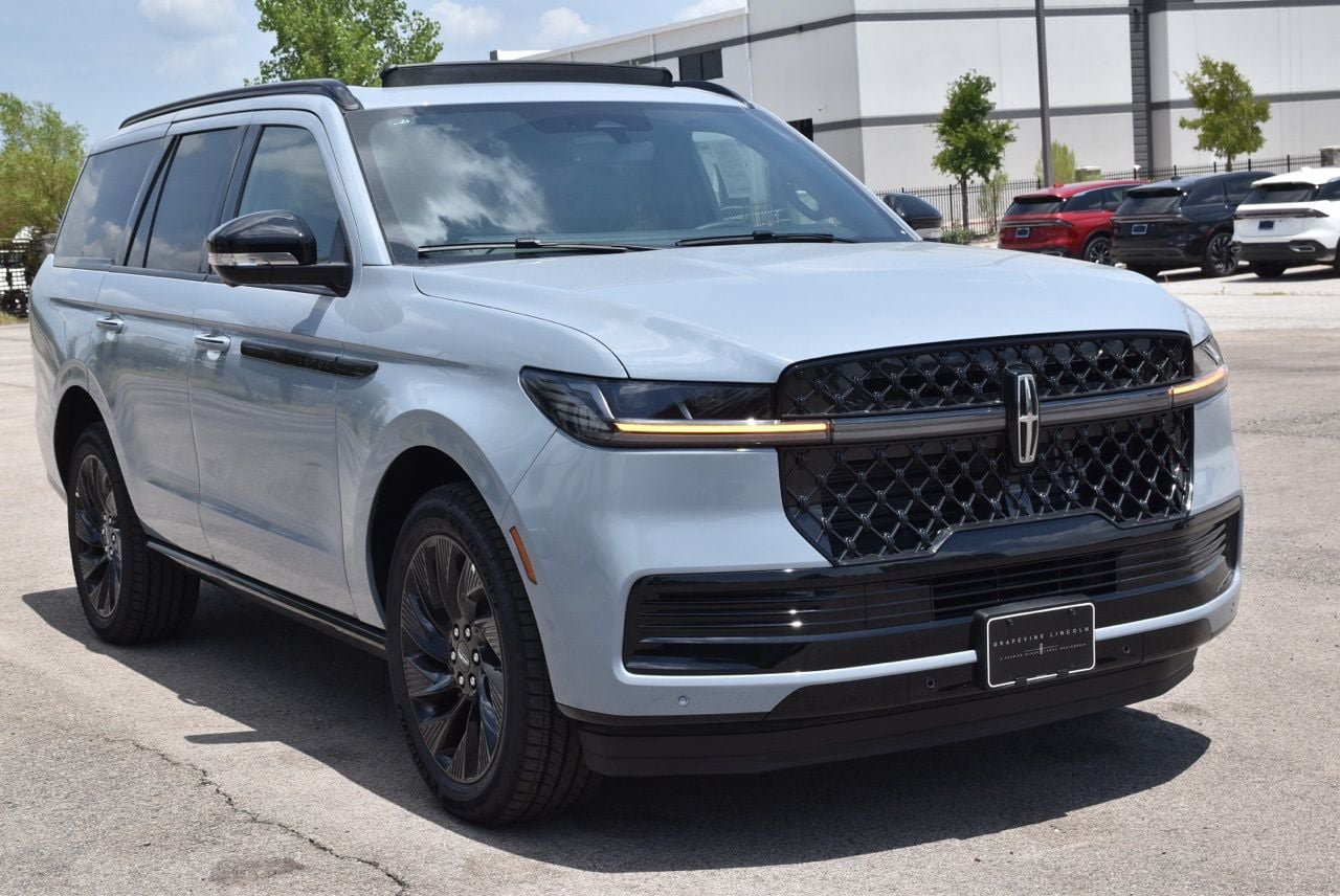 New 2027 Lincoln Navigator Reserve w/ Jet Appearance Package AWD/4WD image 3