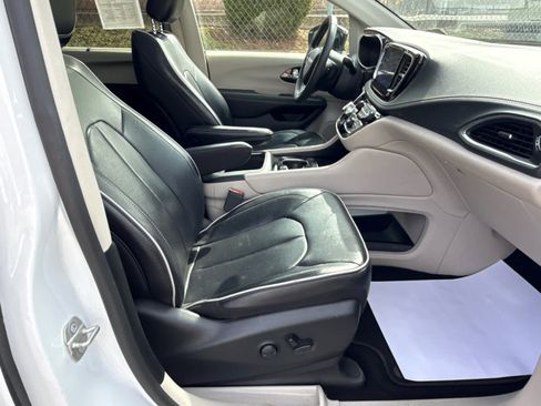 Used 2024 Chrysler Pacifica Limited image 36