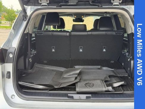 Used 2021 Toyota Highlander XLE AWD/4WD image 9