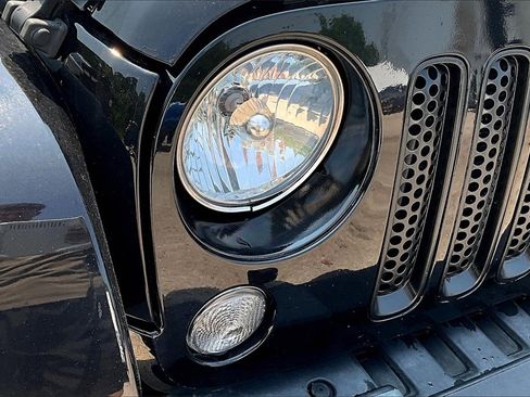 Used 2018 Jeep Wrangler Unlimited Sahara image 29