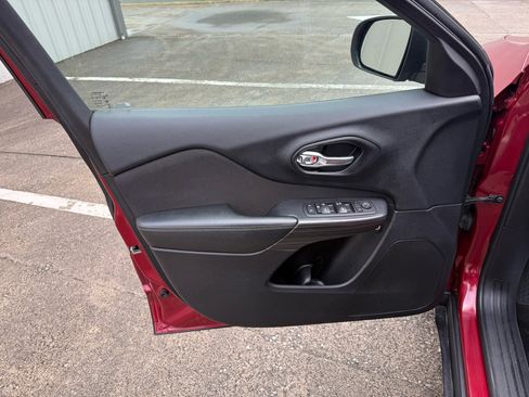 Used 2017 Jeep Cherokee Sport image 18